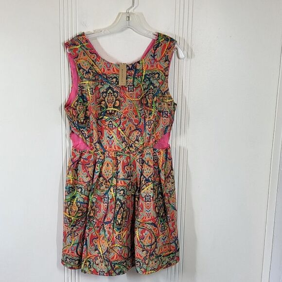 Beautifully Cut Out Dress - Picture 5 of 11